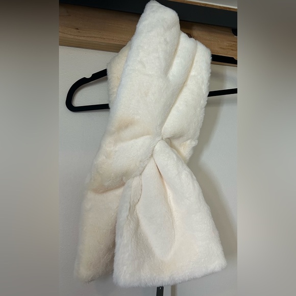 NWT APPARIS IVORY BAMBI SCARF WITH PULL THROUGH CLOSURE - Picture 7 of 8